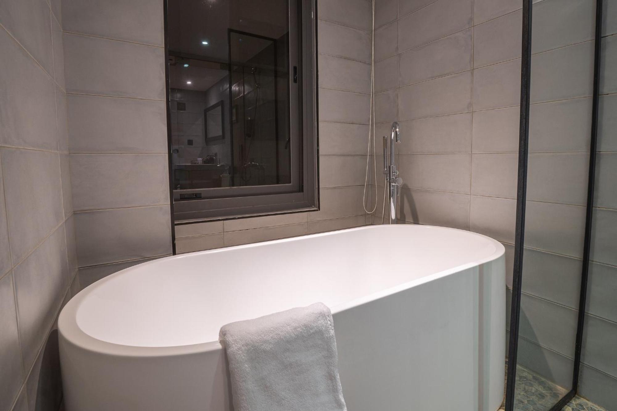 Check Inn Taichung Wenxin Zhongqing Ngoại thất bức ảnh