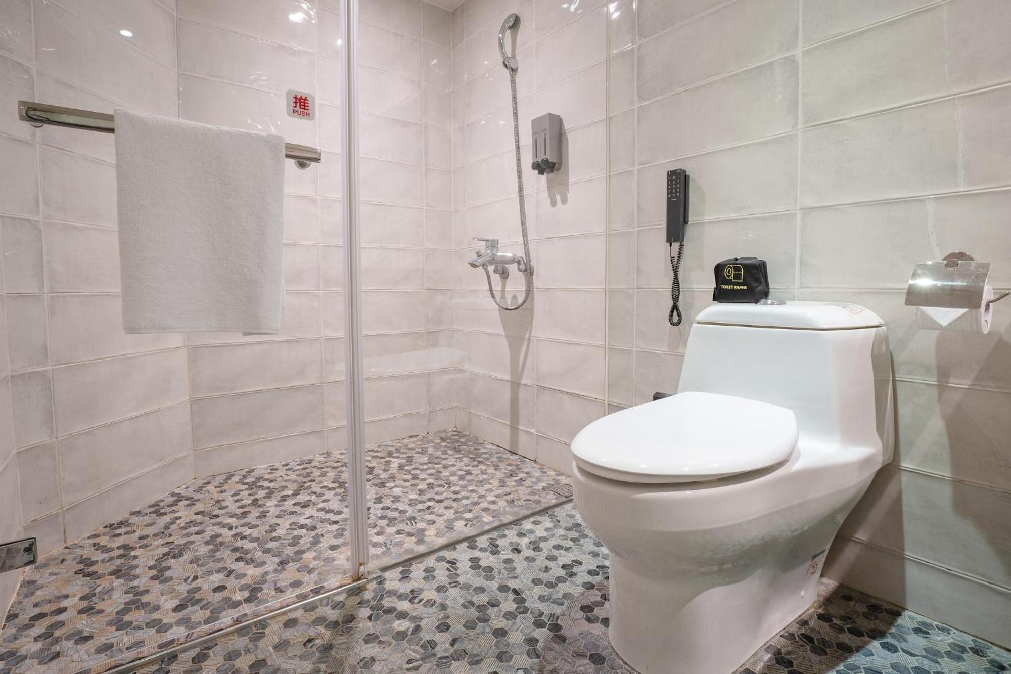 Check Inn Taichung Wenxin Zhongqing Ngoại thất bức ảnh