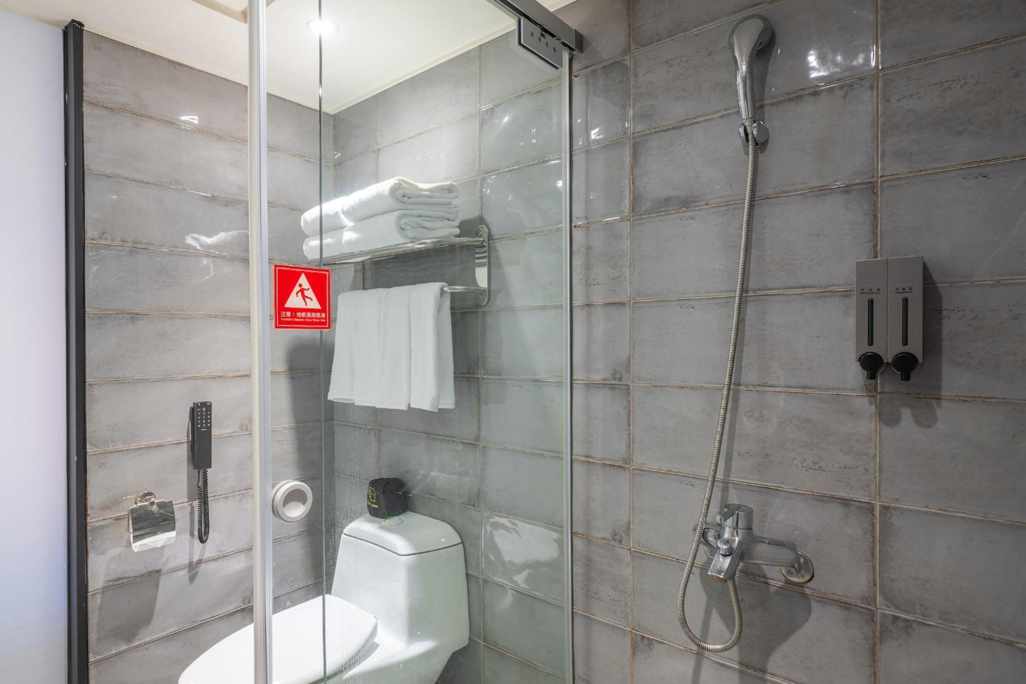Check Inn Taichung Wenxin Zhongqing Ngoại thất bức ảnh