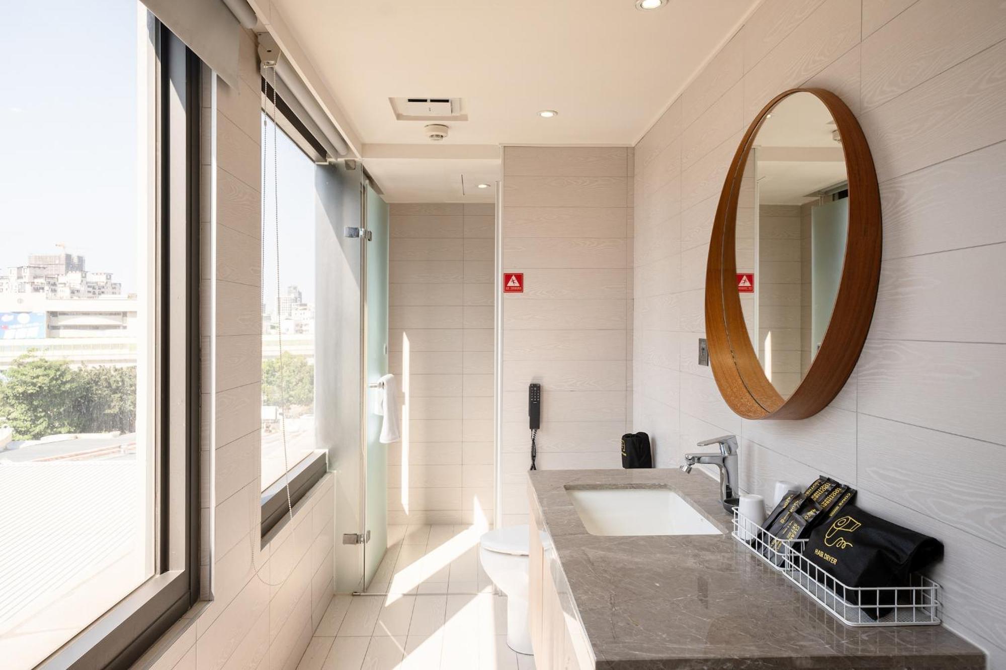 Check Inn Taichung Wenxin Zhongqing Ngoại thất bức ảnh